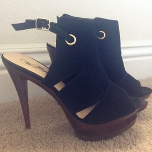 Wild Rose Black Suede Wooden Heel👠👌