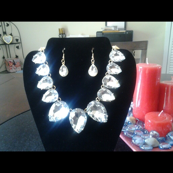Teardrop necklace and earing set.