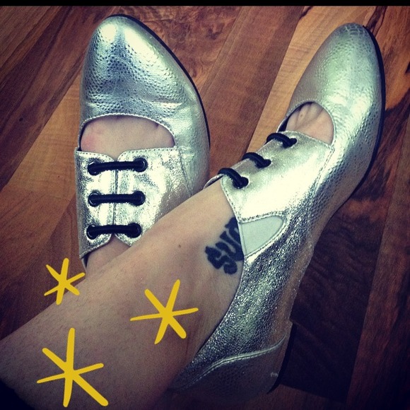 Metallic Silver Flats - Picture 2 of 3