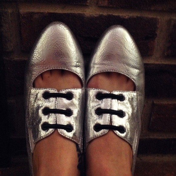 Metallic Silver Flats - Picture 3 of 3