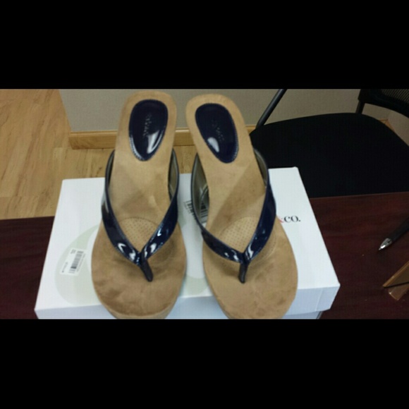 SHOES - Picture 2 of 4