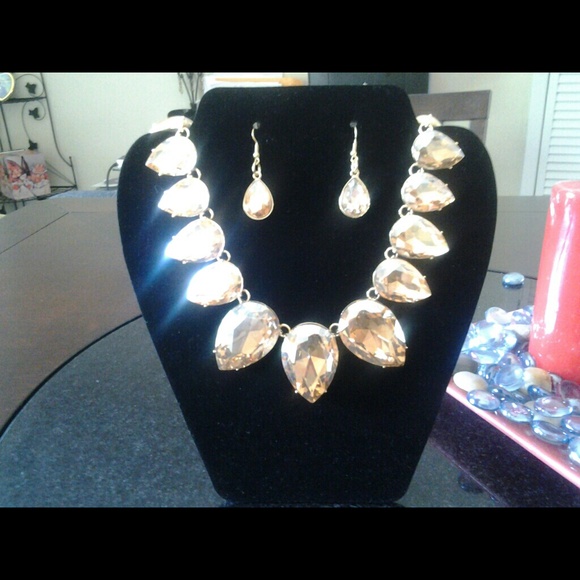 Teardrop necklace and earings set