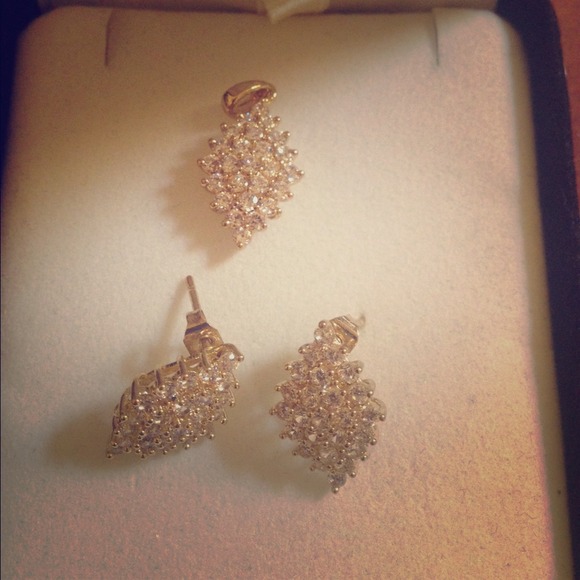 beautiful never worn earrings with pendant!