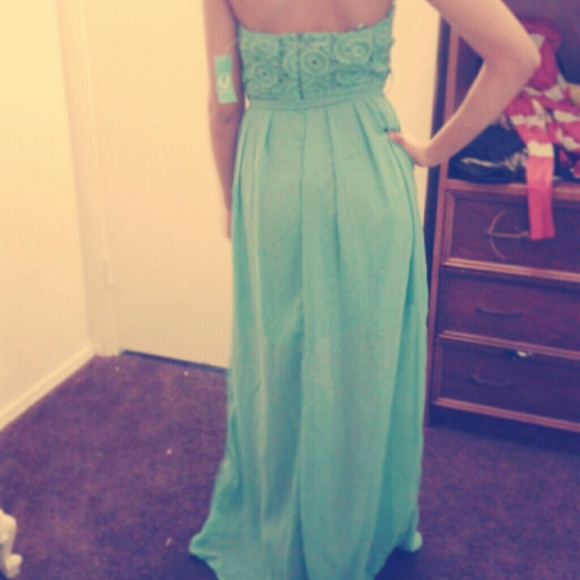 Im selling the dress becuase its to long for me
