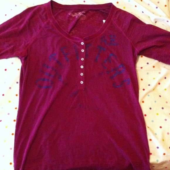 American Eagle maroon shirt