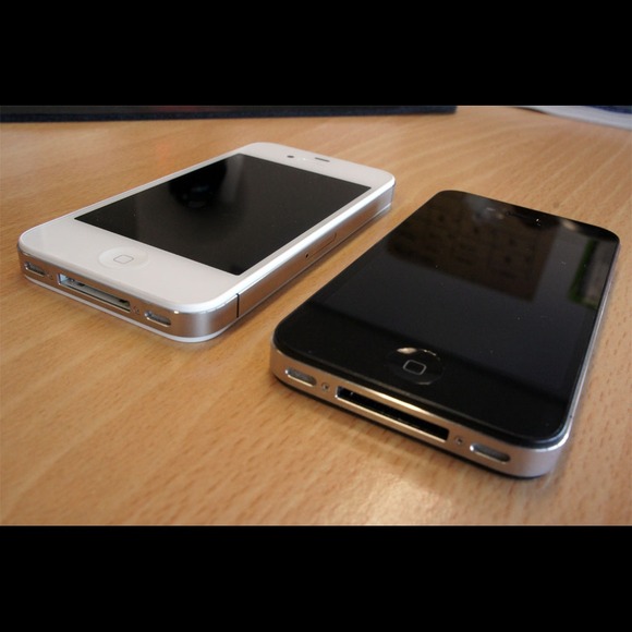 New black and white iPhone 4S 16gb - Picture 4 of 4