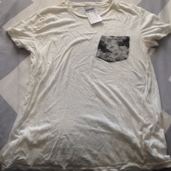 Brandy Melville Ieva Floral Pocket Top - Picture 2 of 3