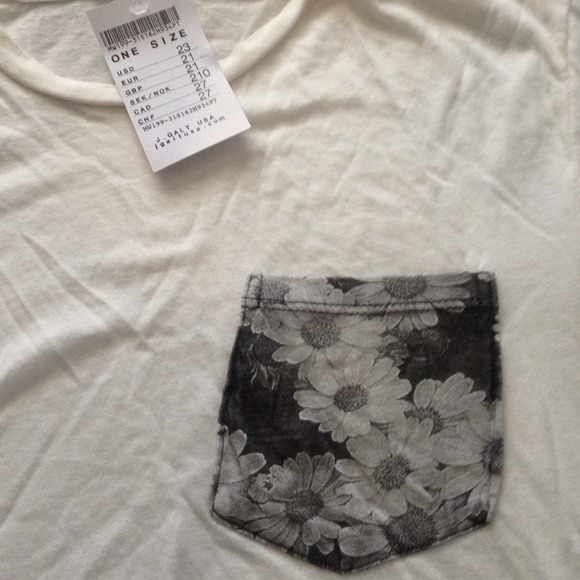 Brandy Melville Ieva Floral Pocket Top - Picture 3 of 3