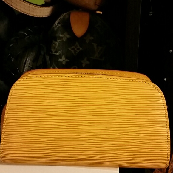 Louis vuitton coin or cosmetic bag SOLD - Picture 2 of 4