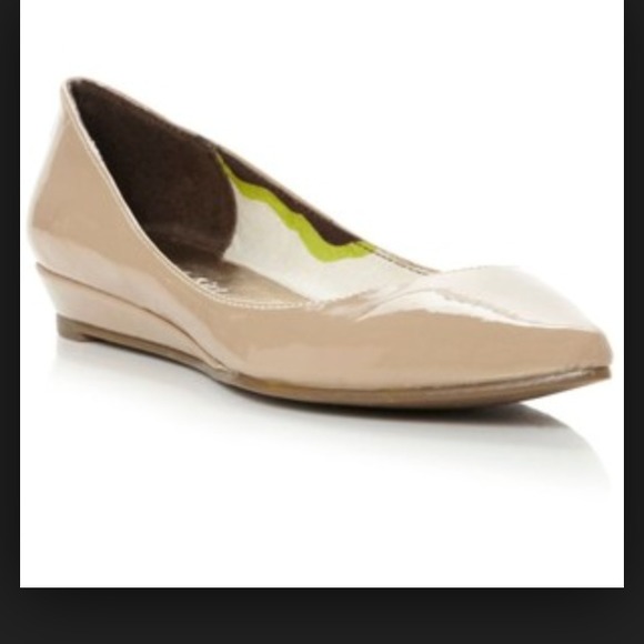 Nude pointy toe flats ! Good condition