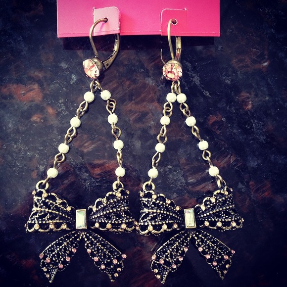 Betsey Johnson Bow & Pearl earrings - Picture 2 of 4