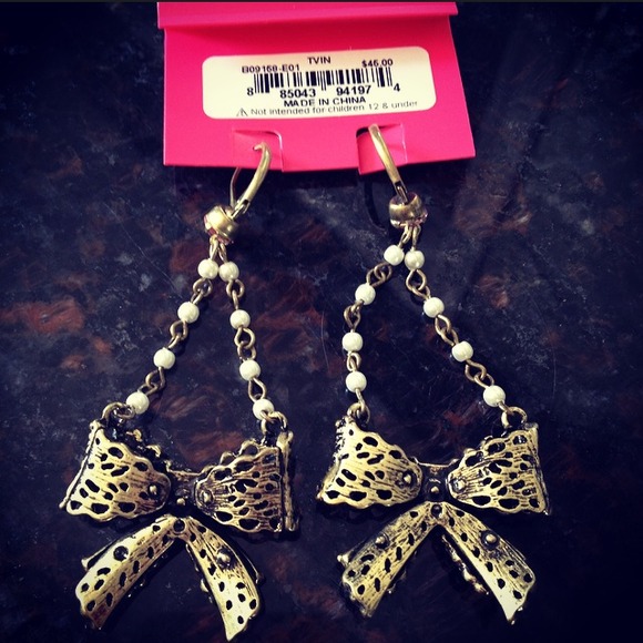 Betsey Johnson Bow & Pearl earrings - Picture 4 of 4