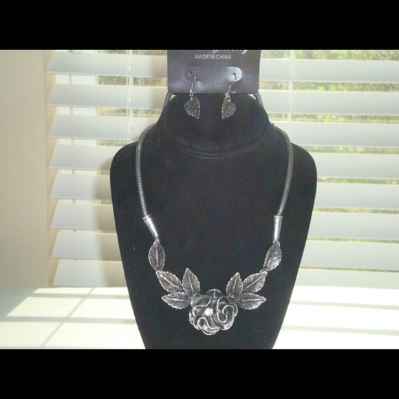 Rose and Leaf Necklace Set