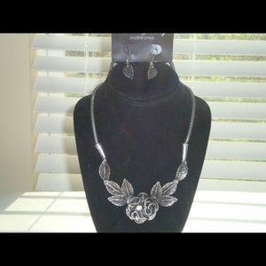 Rose and Leaf Necklace Set