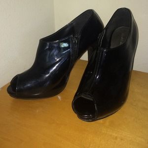 Paten leather peep-toe heals 💕
