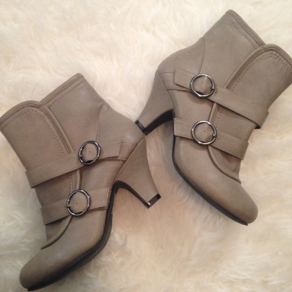 Gray high heeled shoes! ✨