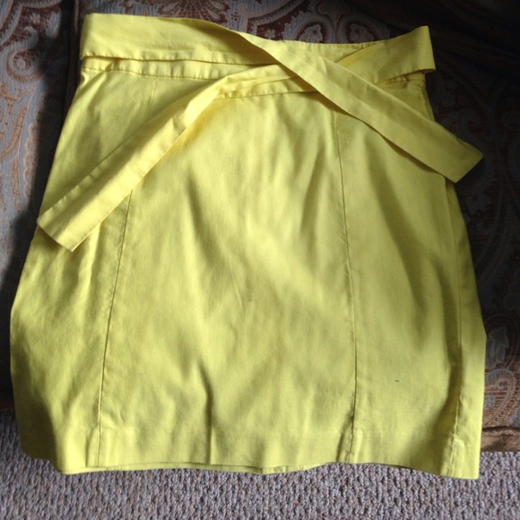 Beautiful yellow banana republic pencil skirt