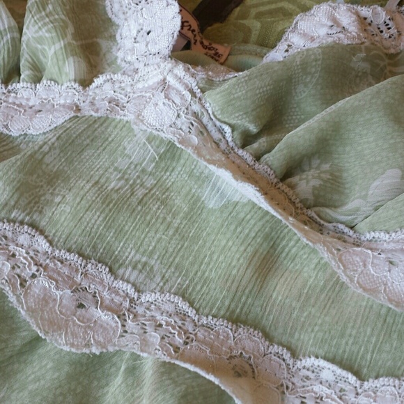 Cute Flowy Top - Picture 4 of 4