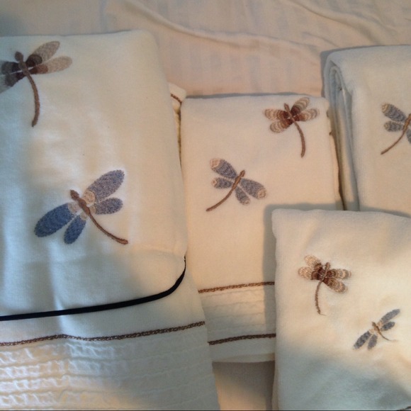 Embroidered towel set