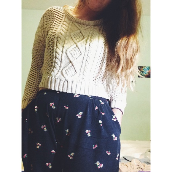 CREAM CABLE KNIT CROPPED SWEATER