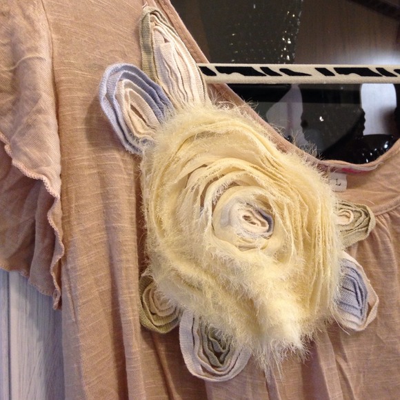 Sweet lil flowy top! - Picture 2 of 3