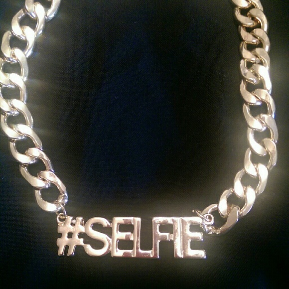 Chain selfie necklace