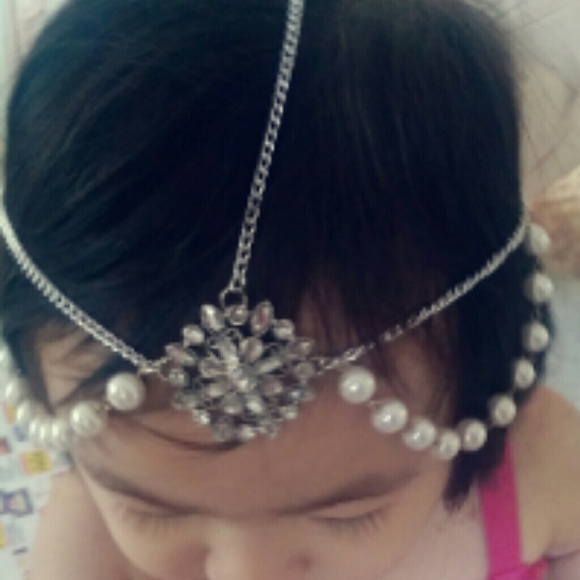 Headpiece pearl statement