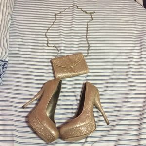 Glittery gold pumps including envelope purse