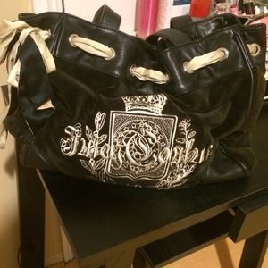 Juicy black velvet handbag