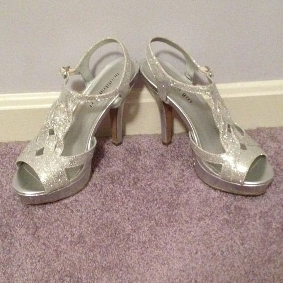 Shoes - Picture 3 of 4