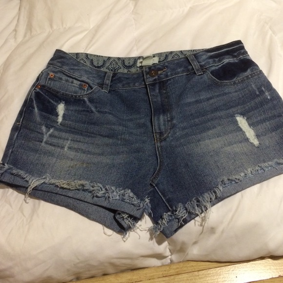 High rise cut of shorts