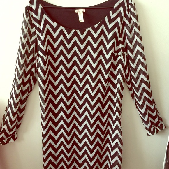 3/4 Sleeve Black and White Chevron Dress