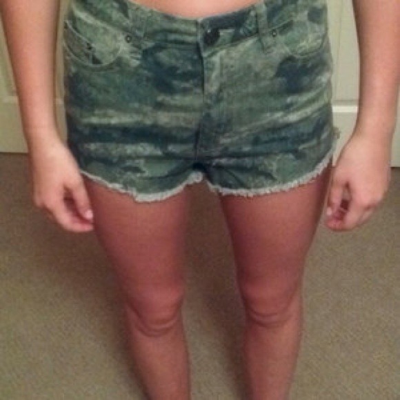✨BDG Camo High Rise Cheeky Denim Shorts - Picture 1 of 2