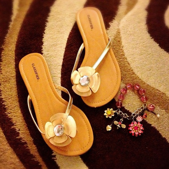 Classified Shoes - Flowery Flip Flops