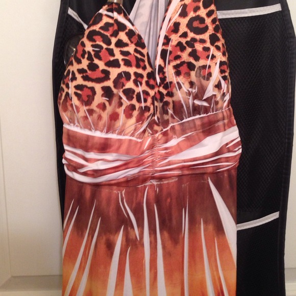 Beautiful and flattering in removable padding - Picture 2 of 3