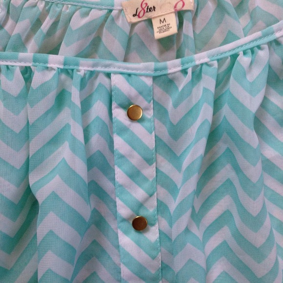 🚫🚫SOLD🚫🚫Chevron blouse - Picture 3 of 4