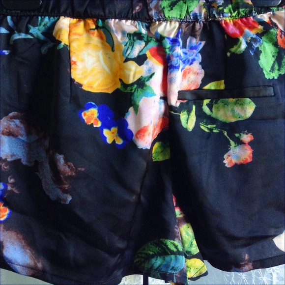 Brandy Melville Floral Shorts - Picture 3 of 4