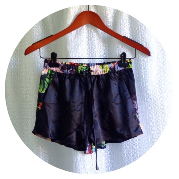 Brandy Melville Floral Shorts - Picture 2 of 4