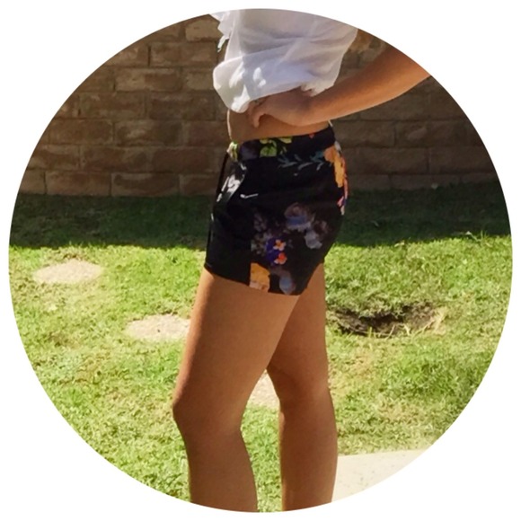 Brandy Melville Floral Shorts - Picture 4 of 4