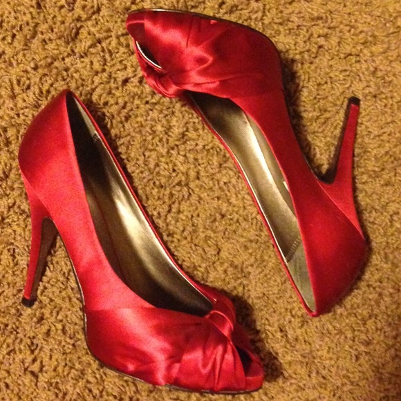 Steve Madden Red GLAMOROUS Heel - Picture 1 of 4