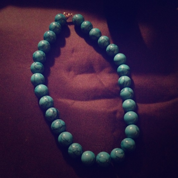 Simple turquoise beaded necklace.