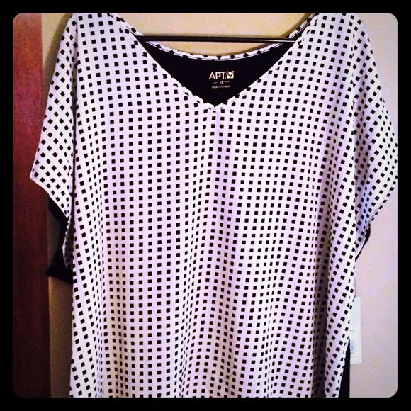 Plus size black & white top