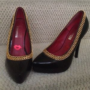 Black pumps with gold chain