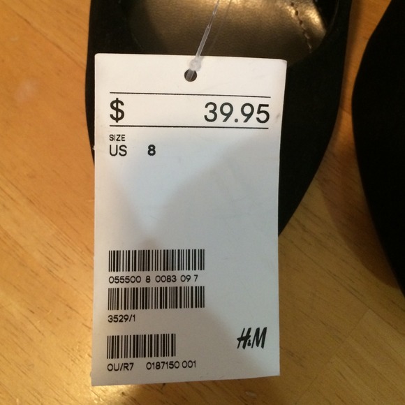 BNWT High heel black pumps w/studs h&m - Picture 2 of 4