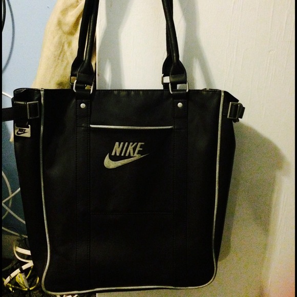 Nike tote/ gym bag. In good condition 😀 ON HOLD