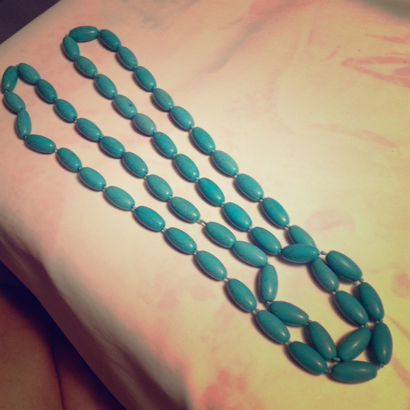 Simple and natural turquoise beaded necklace