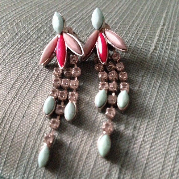 🚫🚫SOLD🚫🚫Statement earrings - Picture 2 of 2