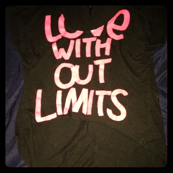 "love without limits" Scoop neck high-low crop top