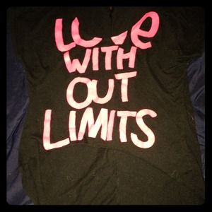 "love without limits" Scoop neck high-low crop top