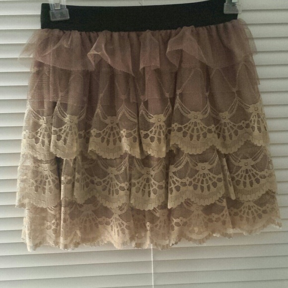 BROWN RUFFLE TEIR LACE MINI SKIRT
